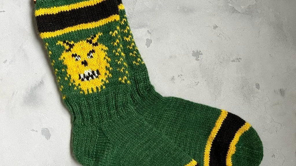 Esittelyssä Myssyn ensimmäinen kuvioneule: Ilves Hockey -sukat!