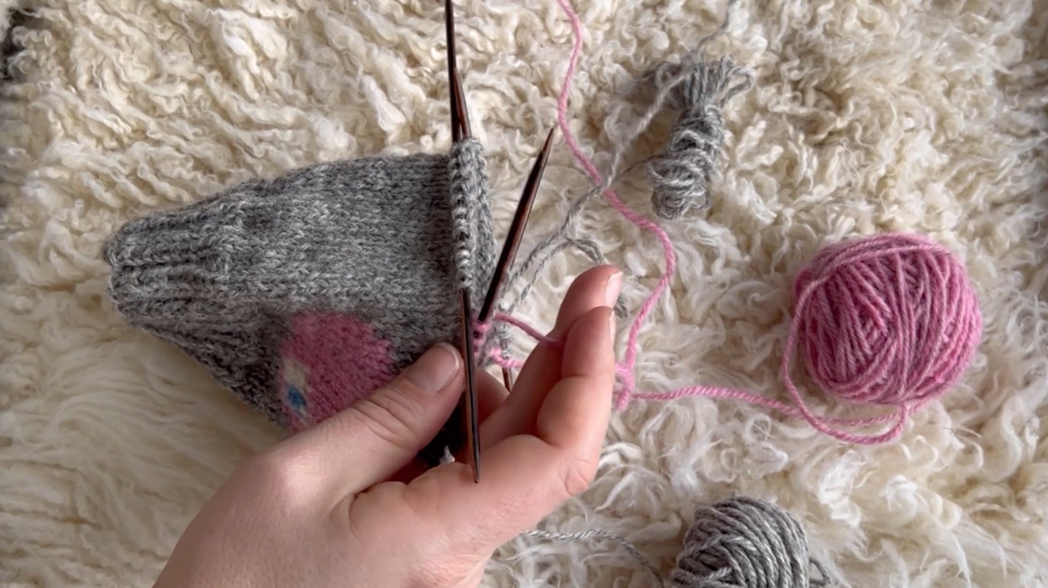 Intarsia suljettuna neuleena