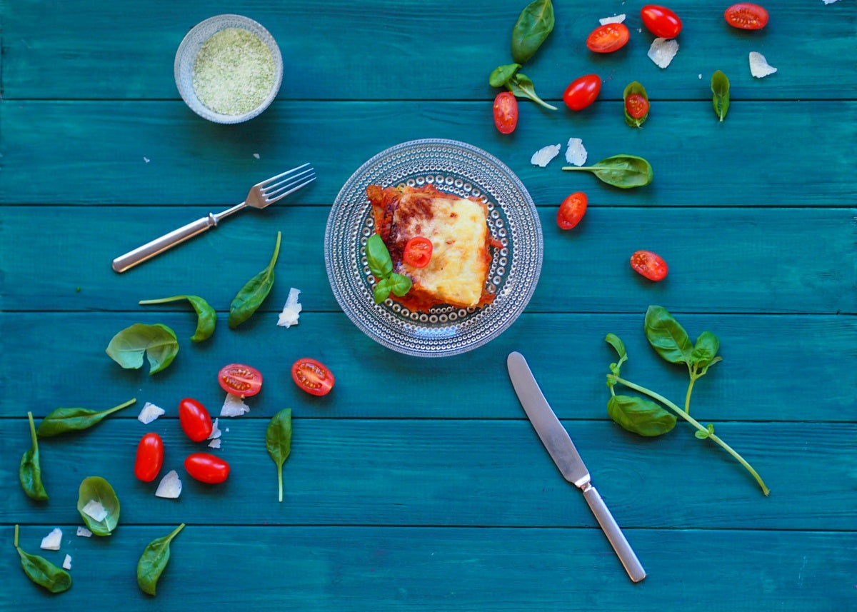 KESÄKURPITSA-HERNEROUHELASAGNE