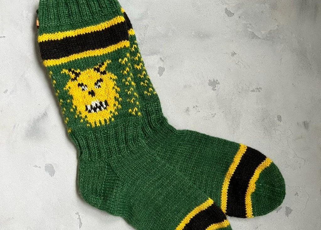 Esittelyssä Myssyn ensimmäinen kuvioneule: Ilves Hockey -sukat!