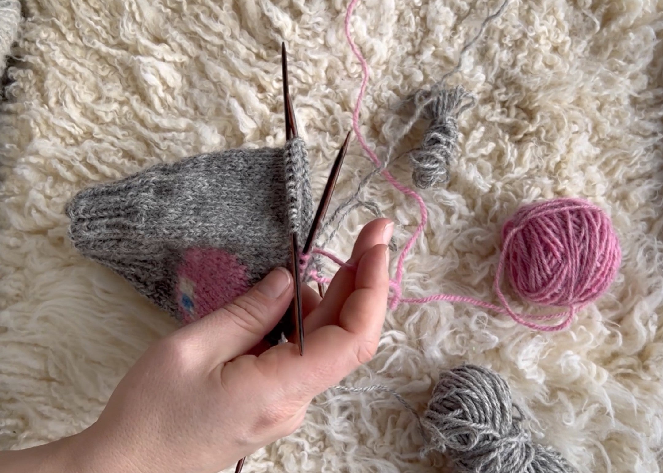 Intarsia suljettuna neuleena