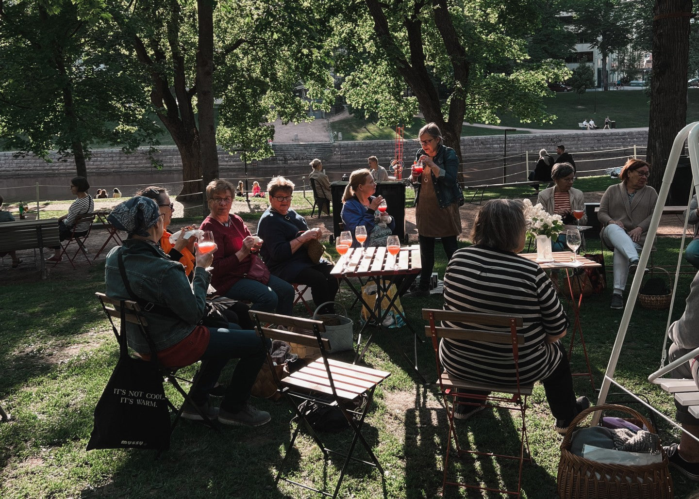 Myssymummot vierailivat Kirkkopuiston Terassilla Turussa